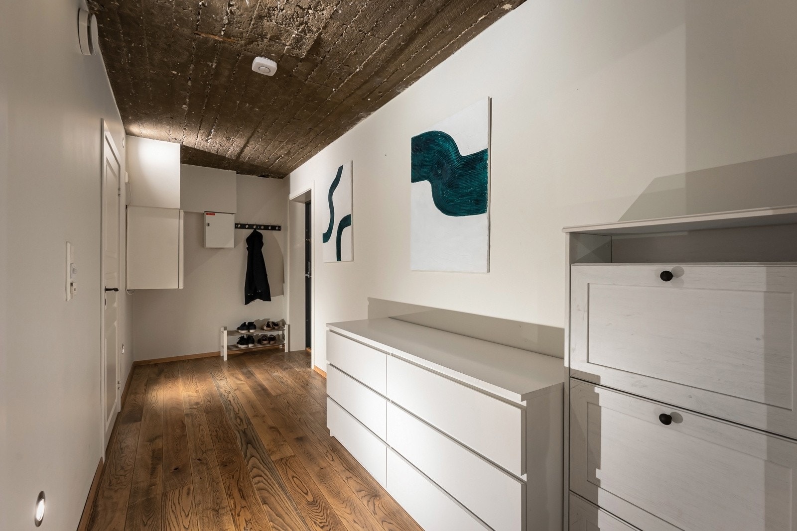 Fra gangen i underetasjen er det dør ut til garasjeanlegget. Galleribilde