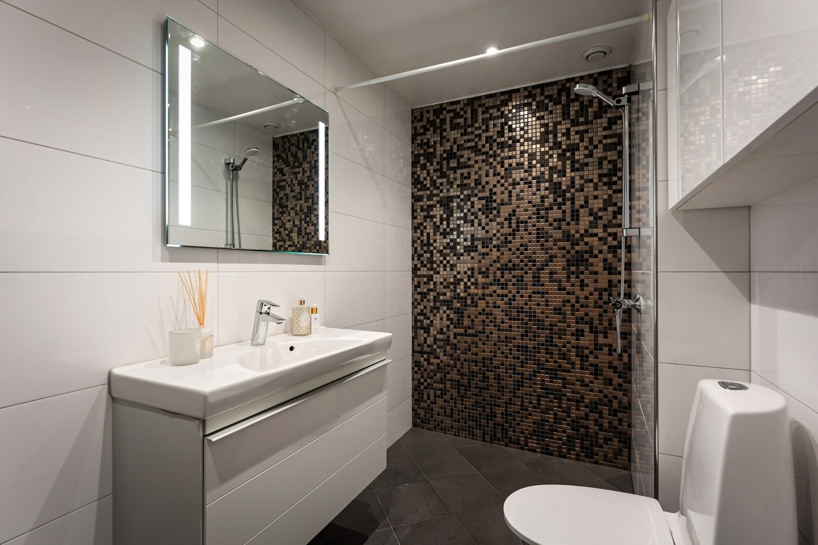 Leiligheten har to delikate bad, ett med adkomst fra entreen. Galleribilde