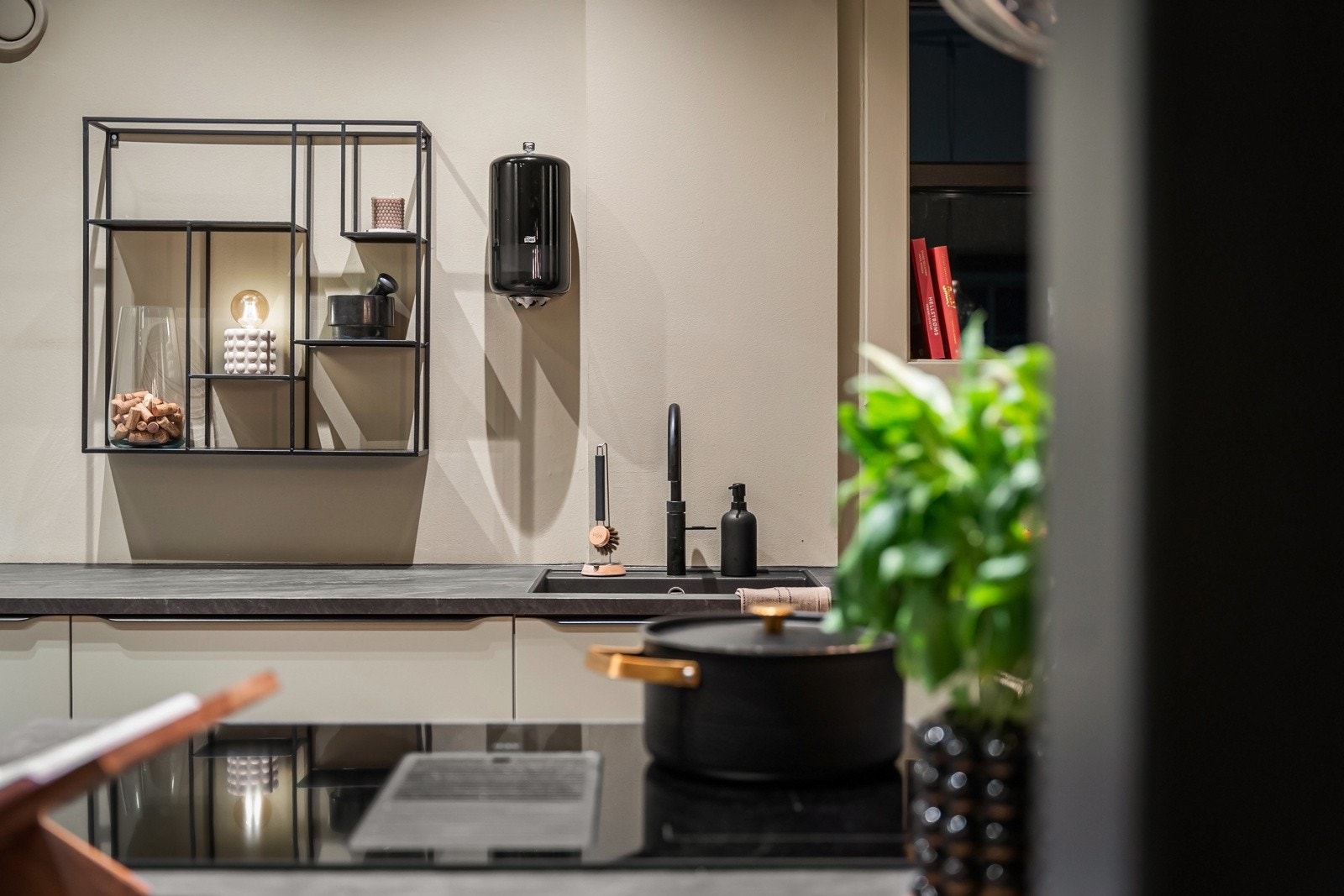 Integrerte hvitevarer som oppvaskmaskin, 2 stk. komfyr i riktig høyde, platetopp med nedfelt ventilator, kombiskap og vinskap. Galleribilde