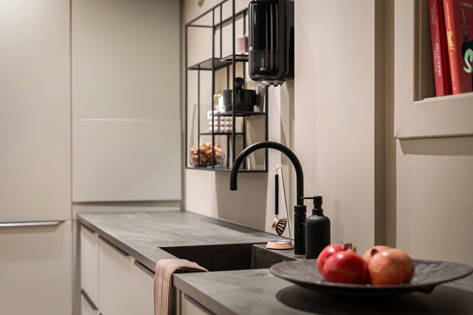 Nedfelt kum med quooker så man kan få kokende vann rett fra kranen. Galleribilde