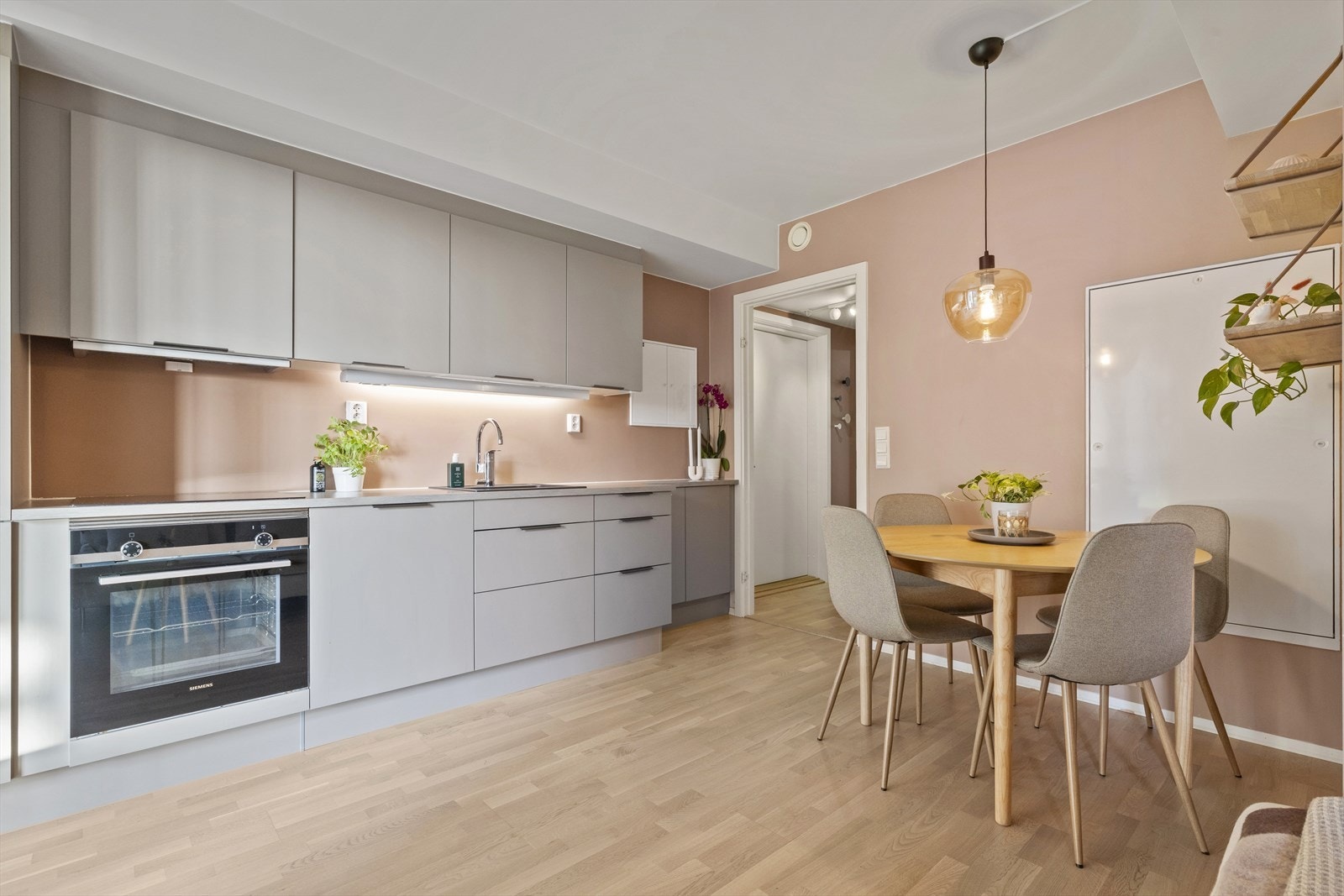 HTH- kjøkken med integrerte hvitevarer Galleribilde