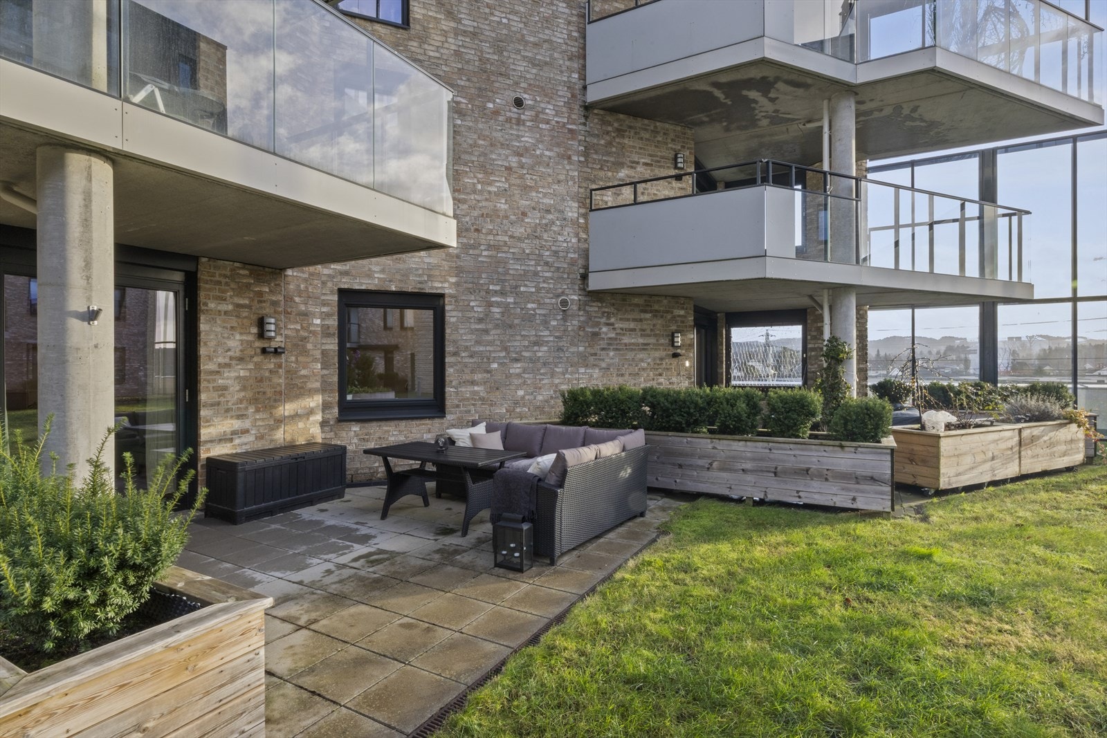 Størrelse ca. 18 kvm. Her er det god plass til både sittegruppe og grill, og dermed duket for mange koselige stunder. Galleribilde