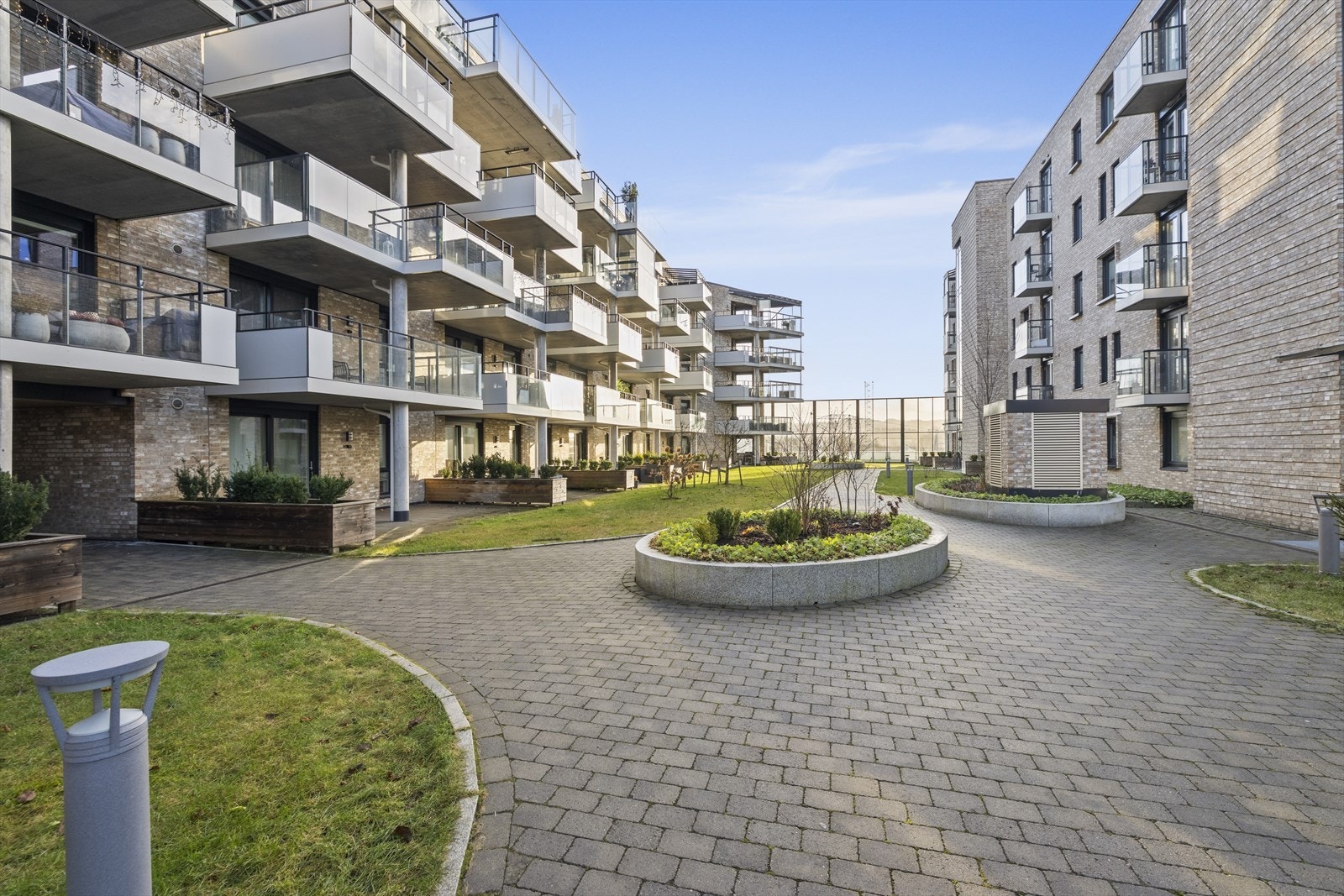 Den velstelte gårdsplassen gir et lunt og hyggelig bomiljø. Galleribilde