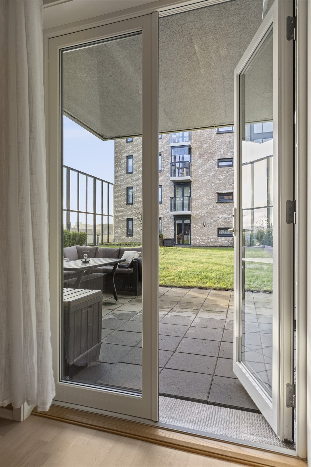 Terrassen føles som en forlengelse av hele leiligheten, og vil nok bli hyppig benyttet store deler av året. Galleribilde