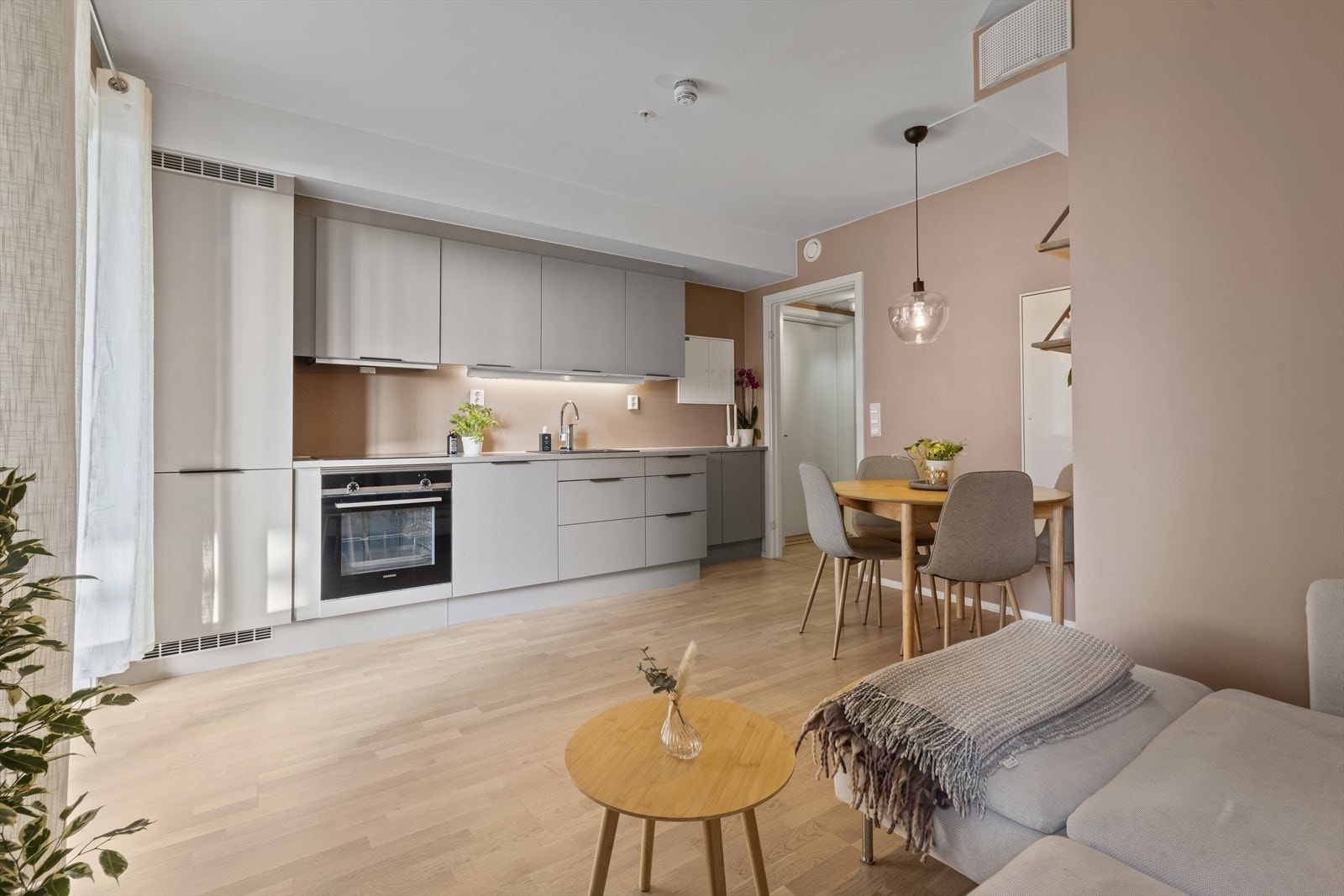 Den arealeffektive og praktiske planløsningen utnytter hver kvadratmeter på en smart måte som gjør at leiligheten oppleves som større enn hva kvadratmeterne skulle tilsi. Galleribilde