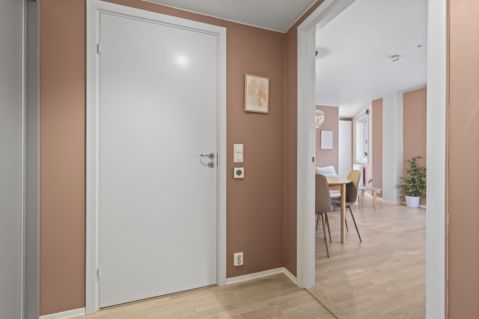 Lys entré med plass til oppbevaring av yttertøy og sko. Galleribilde