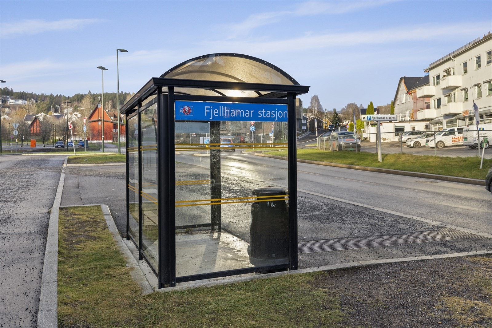 Utenfor stopper også busser som linje 315 Ahus og 315 Vallerudtoppen. Ikke så langt å gå til kloppaveien busstopp(ca 15 min) hvor 300 og 100 bussen går også. Galleribilde
