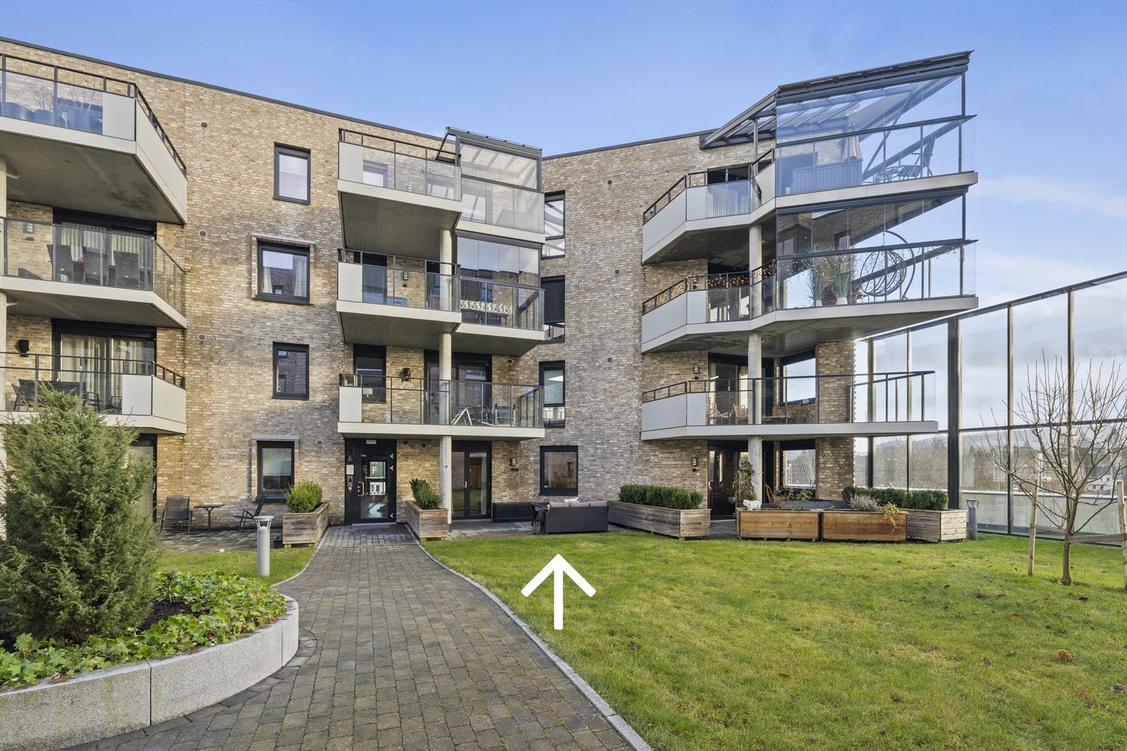 Leiligheten ligger på bakkeplan med stor markterrasse ut i skjermet og trygt atrium, med Fjellhamar Torg i 1.etasje. Galleribilde