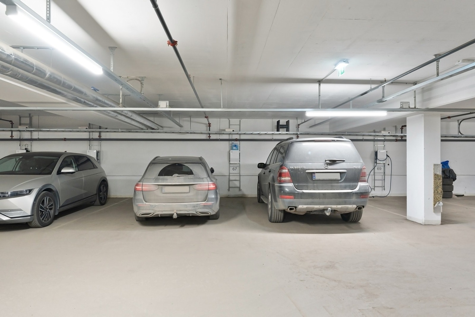 Med leiligheten følger tre garasjeplasser ved siden av hverandre Galleribilde