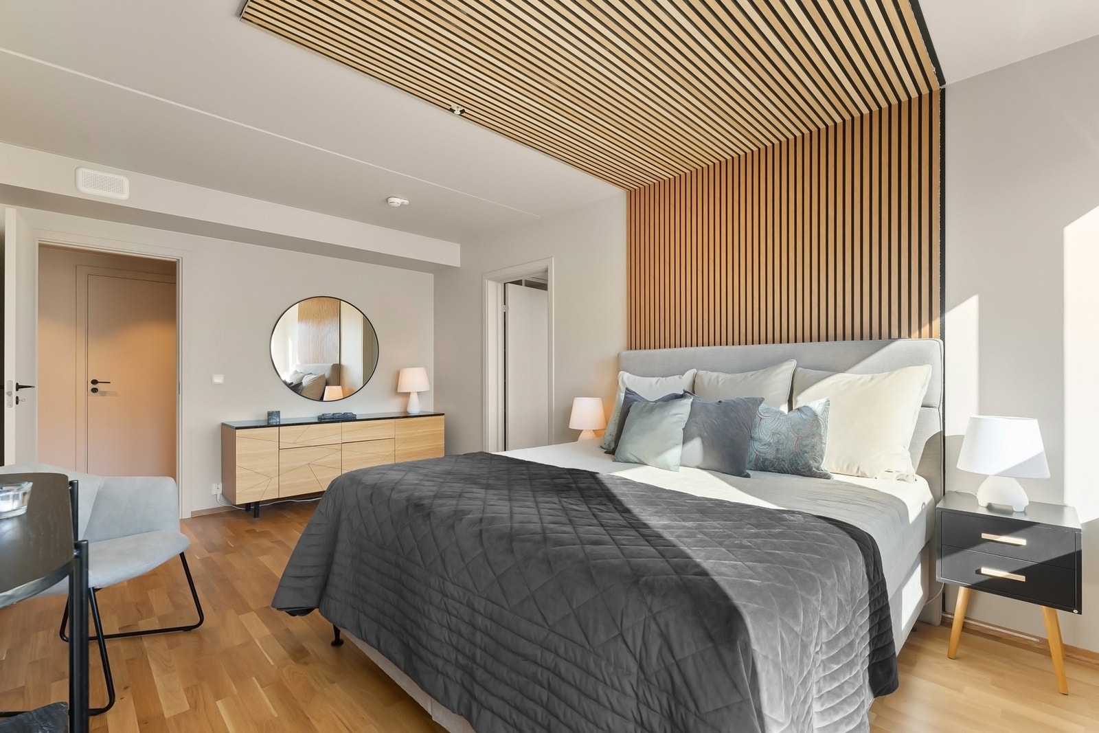 Hovedsoverommet har god plass til dobbeltseng og ligger i tilknytning til rom som benyttes som walk-in garderobe Galleribilde