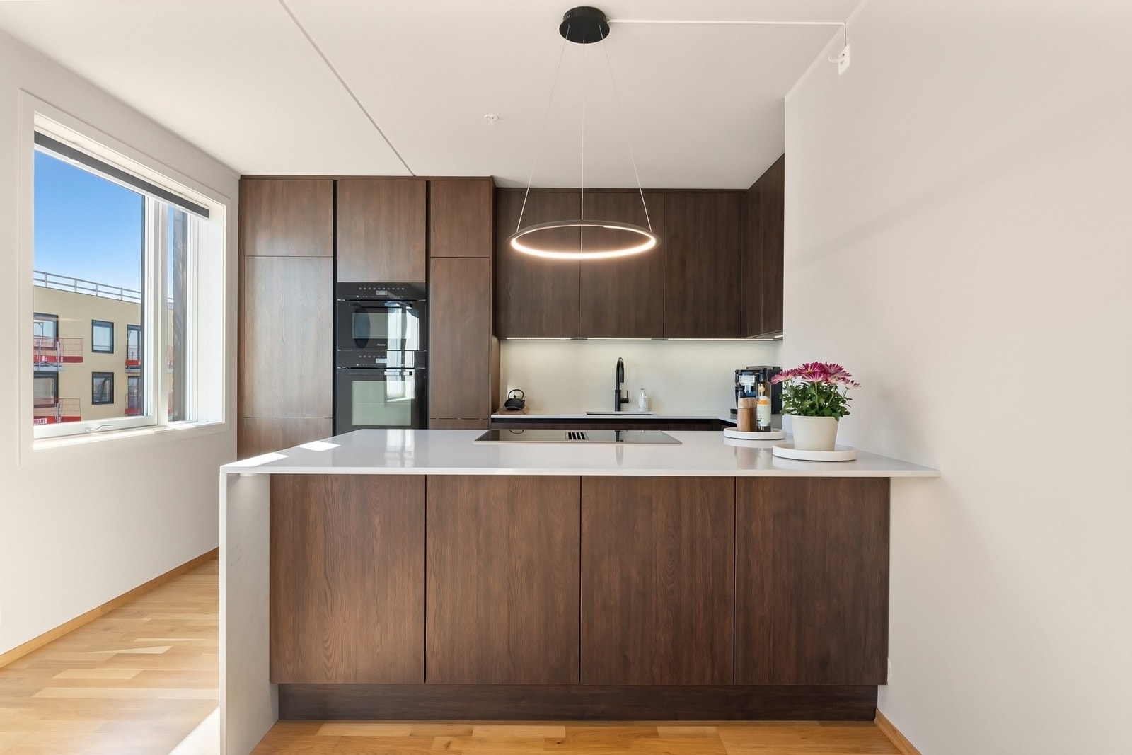 Benkeplater i kompositt og platetopp med integrert ventilator Galleribilde