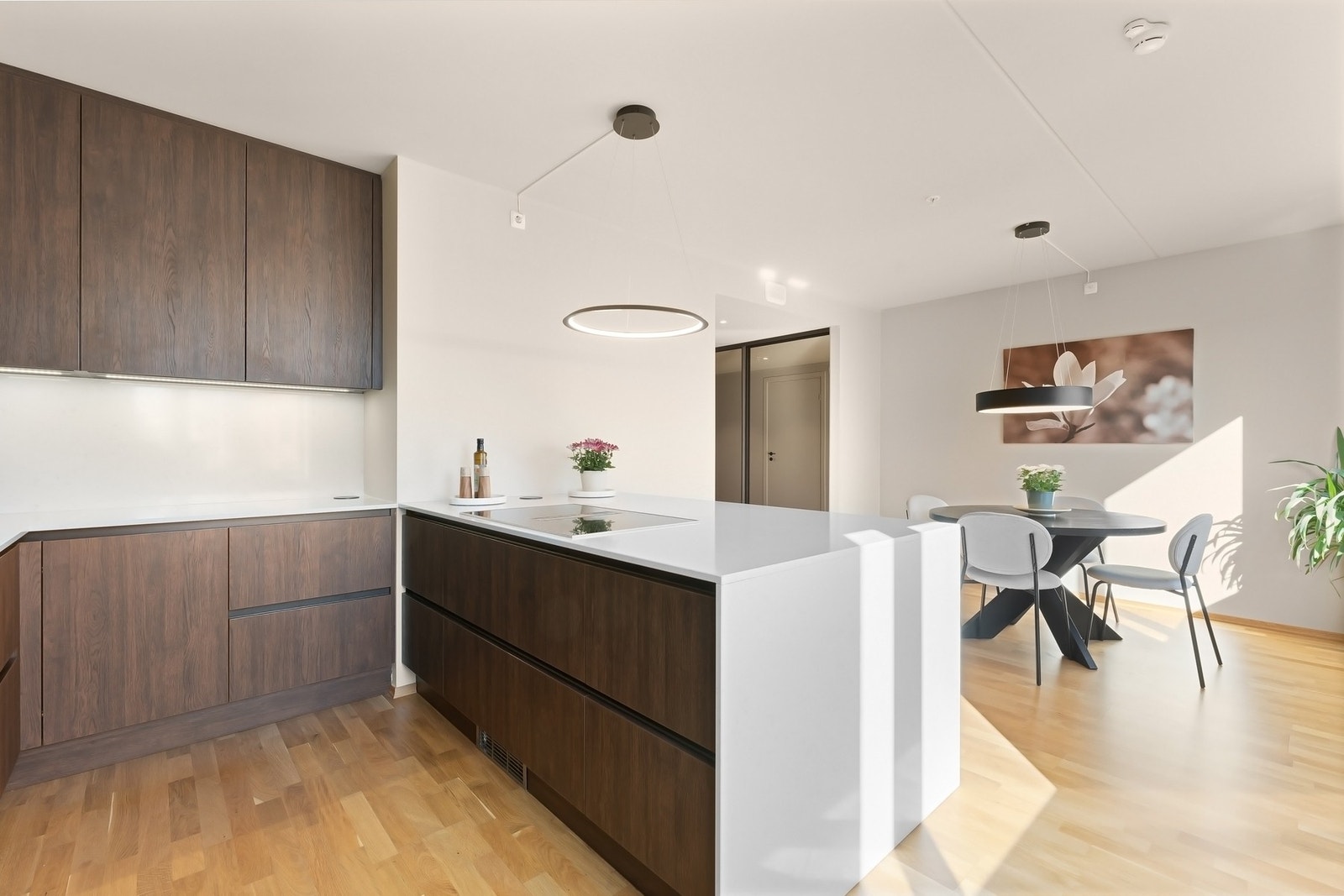 Moderne kjøkkeninnredning montert i 2022 Galleribilde