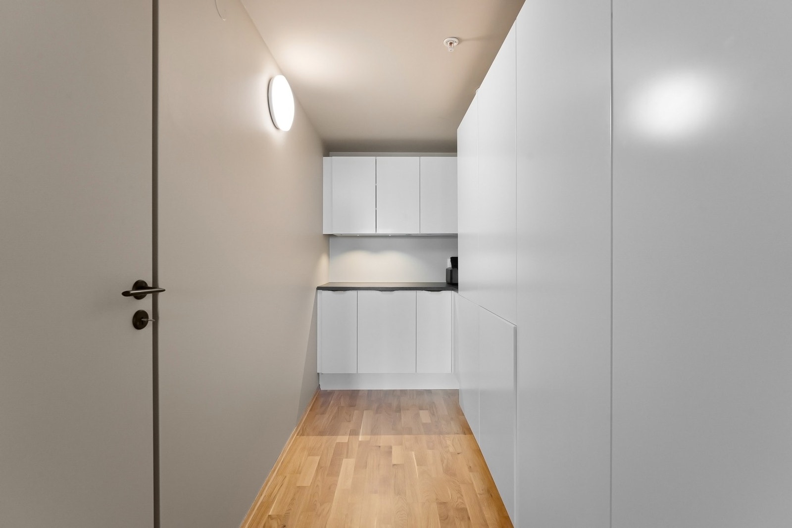 Meget praktisk innvendig bod med innredning Galleribilde