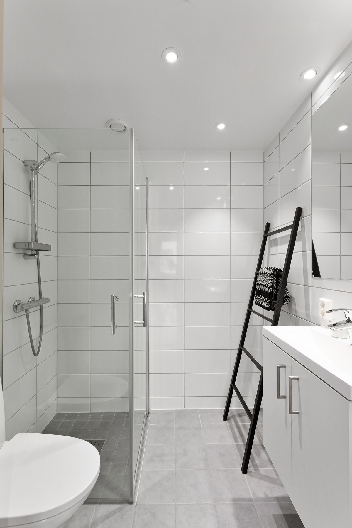 Baderom 2 med downlights, vegghengt wc og dusjhjørne med svingbare dører Galleribilde