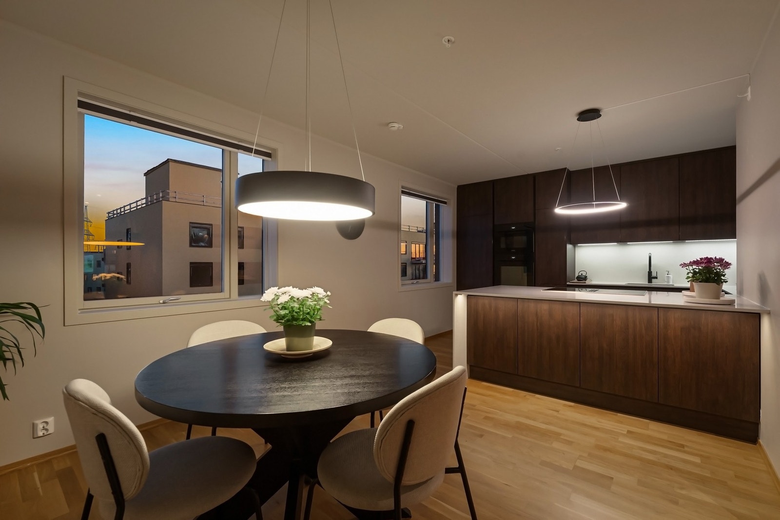 Separat kjøkken med god plass til spisebord Galleribilde