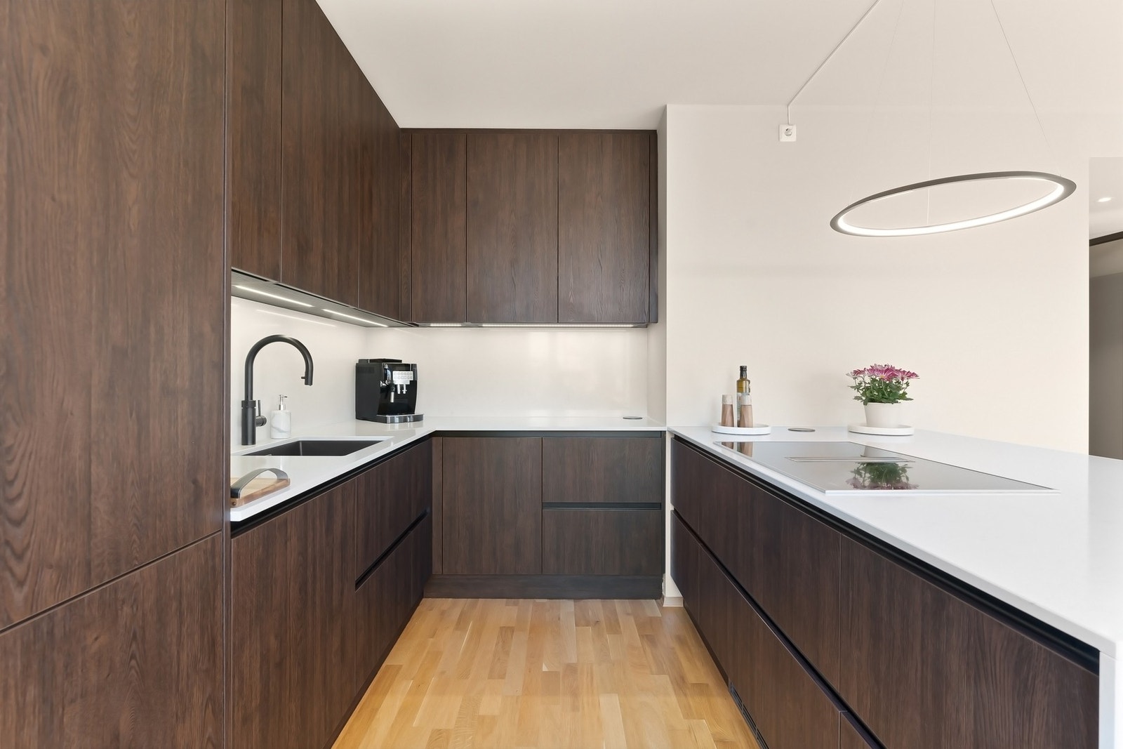 Det er også montert kjøkkenkran med Quooker Galleribilde