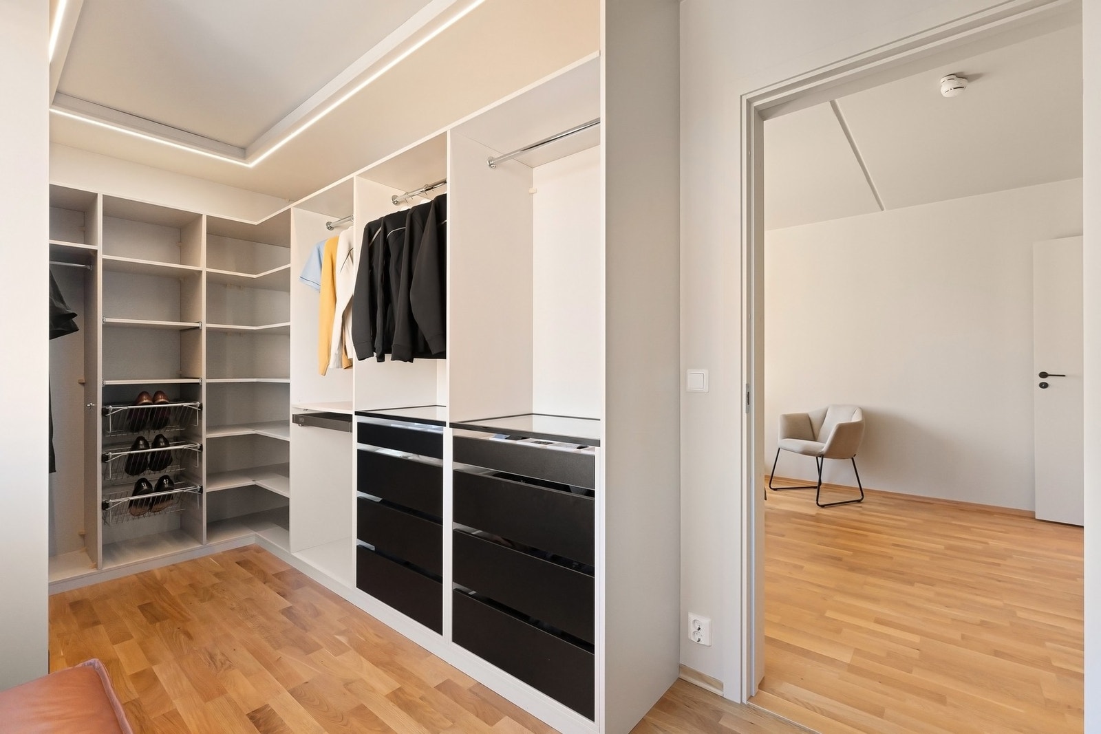 Opprinnelig soverom som er innredet som walk-in garderobe Galleribilde