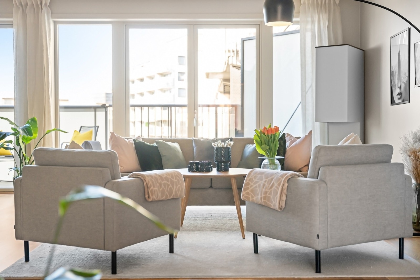 Det er montert screens på to av vinduene Galleribilde