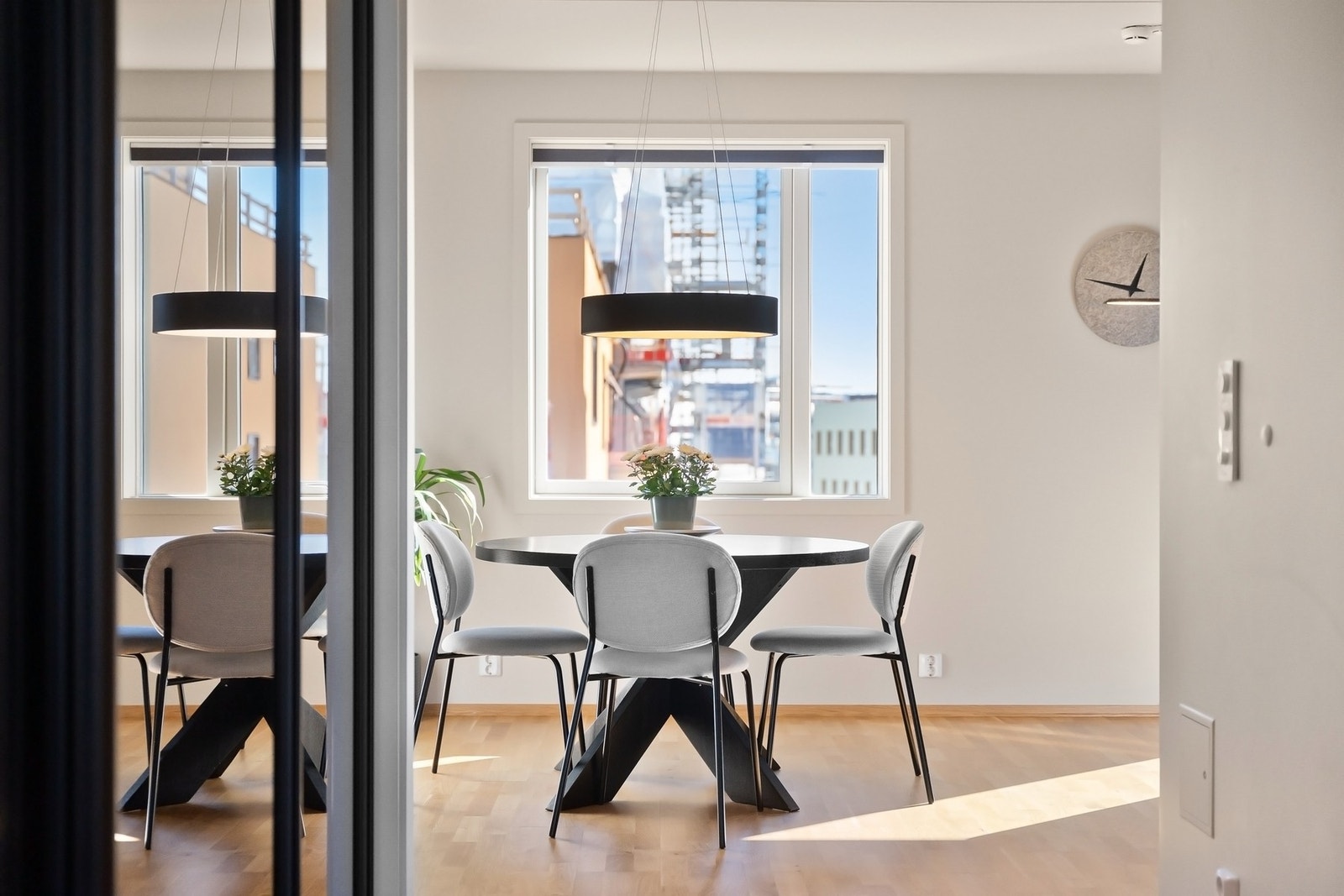 Det er montert plissegardiner på alle vinduer bortsett fra i stue Galleribilde