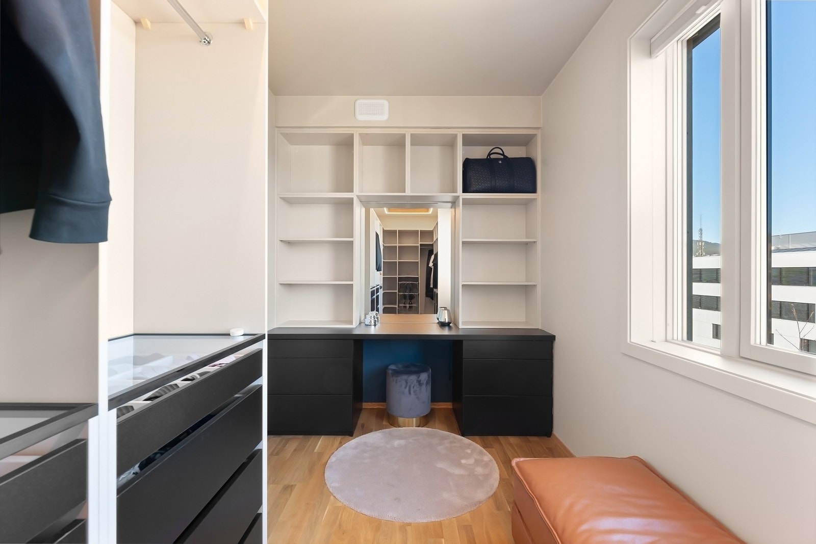 Soverom 2 / walk-in garderobe Galleribilde