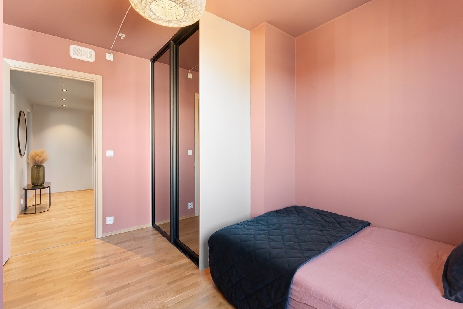 Her er det også montert skyvedørsgarderobe Galleribilde