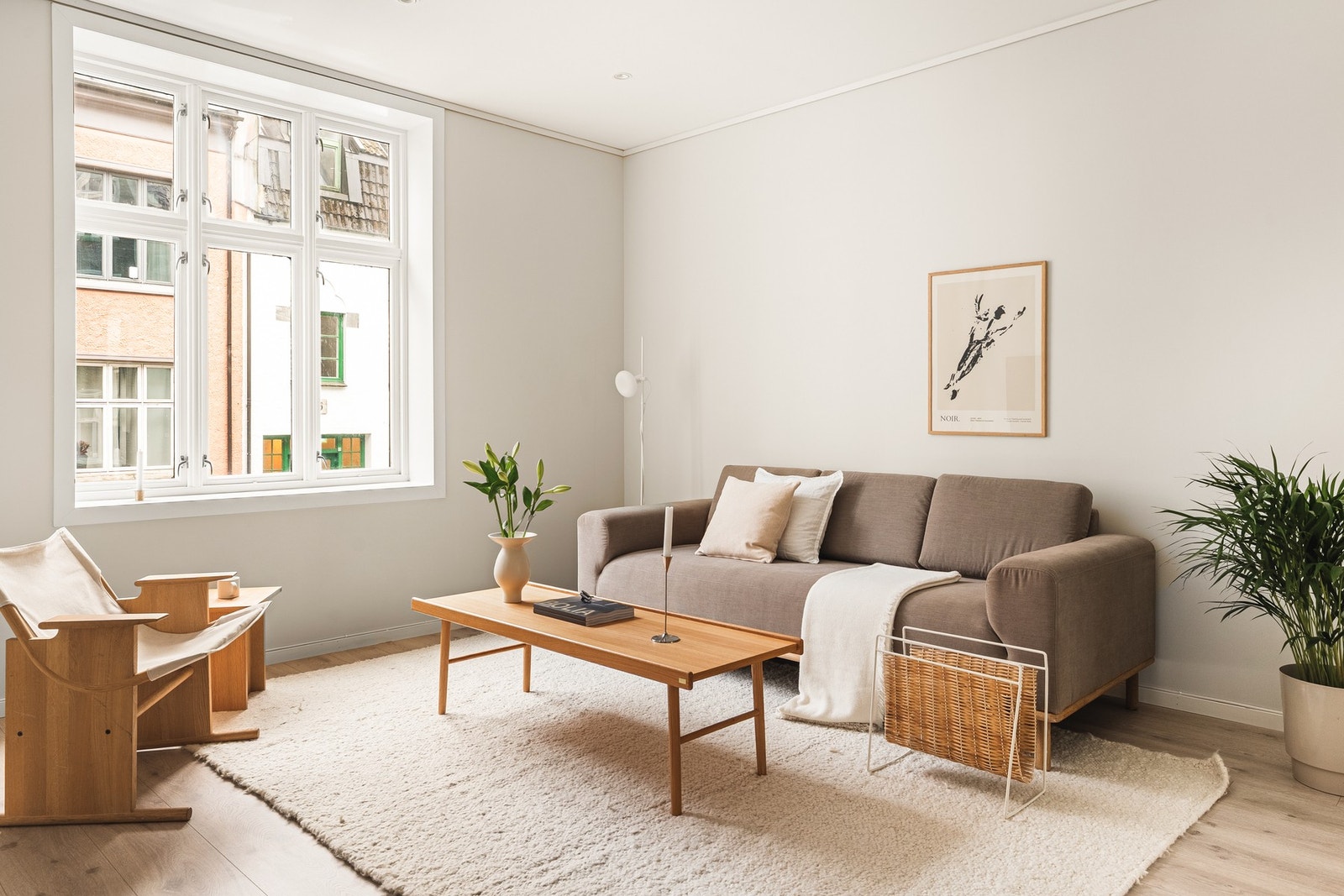 Stuen er lys og luftig med sin generøse takhøyde. Galleribilde