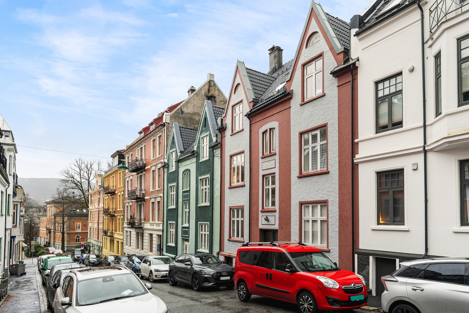 Leiligheten ligger fint til i en flott bygård midt i smørøyet. Galleribilde