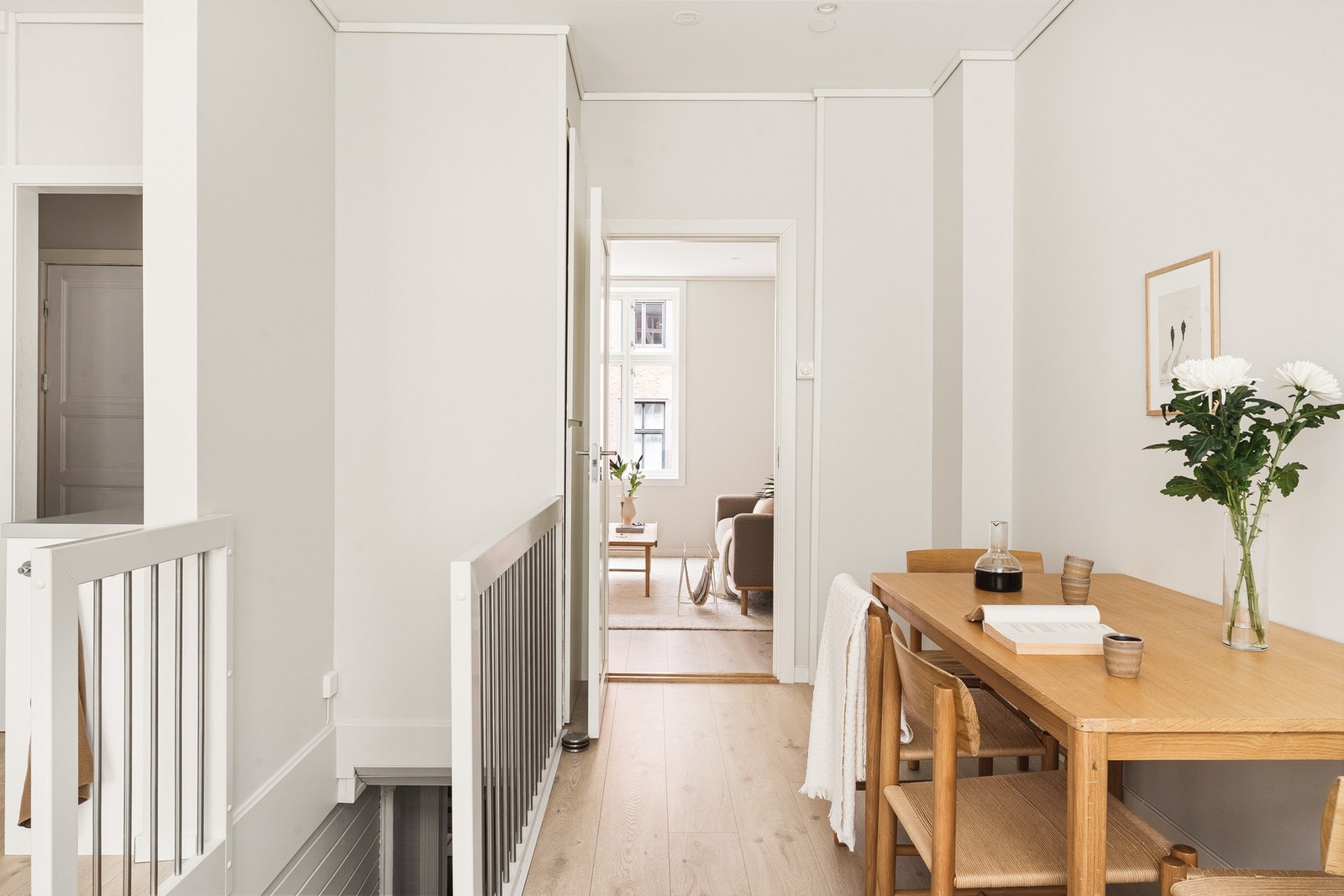 Kjøkkenet ligger med en praktisk tilknytning til både stue og bad, samt de øvrige rom. Galleribilde