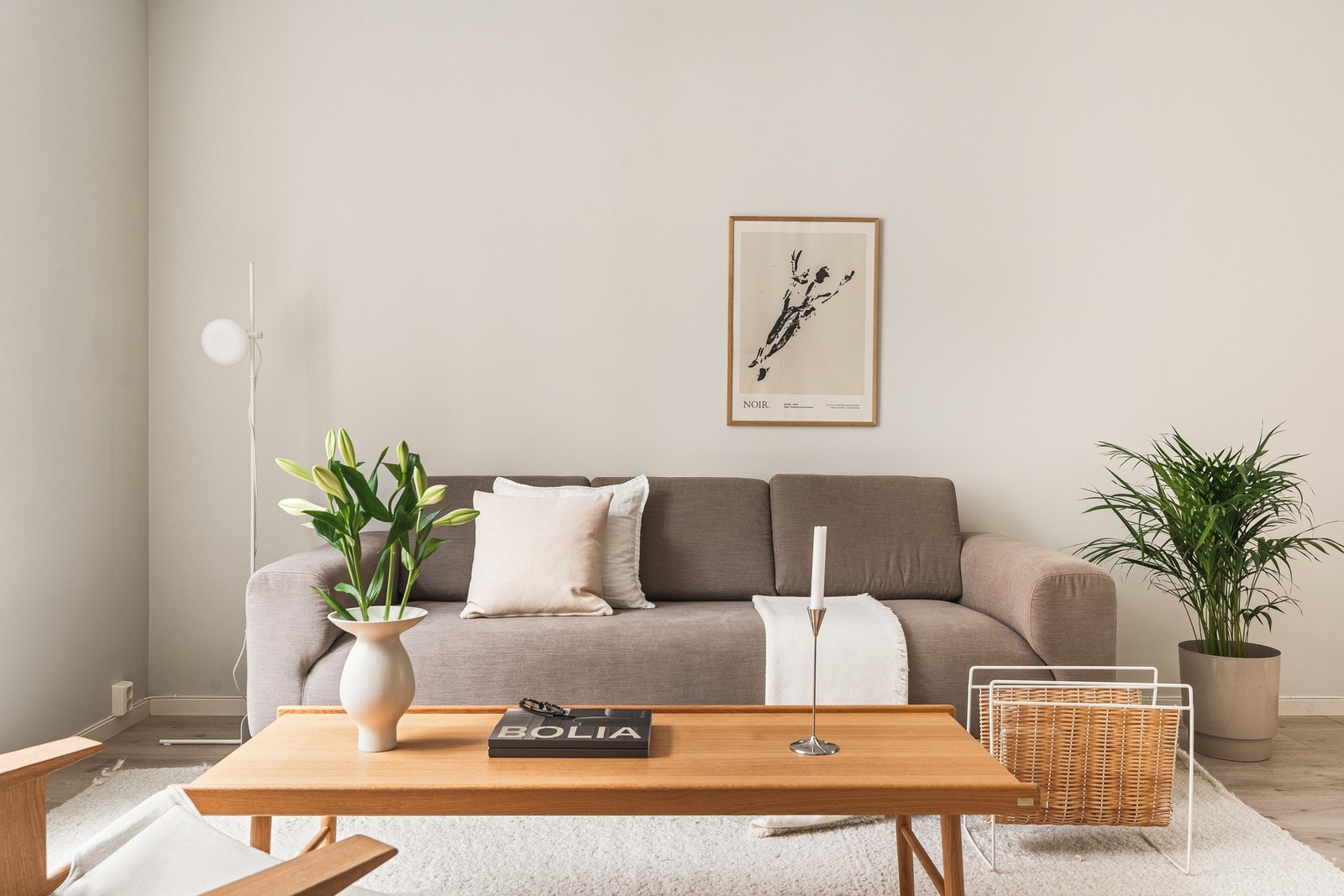 Herlig med plass til en stor sofagruppe, da spisebordet får plass på kjøkkenet. Galleribilde