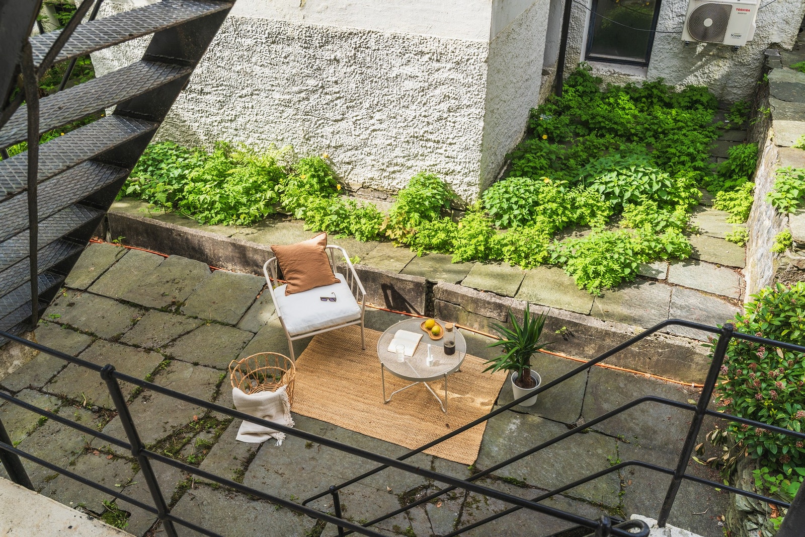 Bakgården er privat fordelt mellom de fem seksjonseierne i Sameiet. Galleribilde