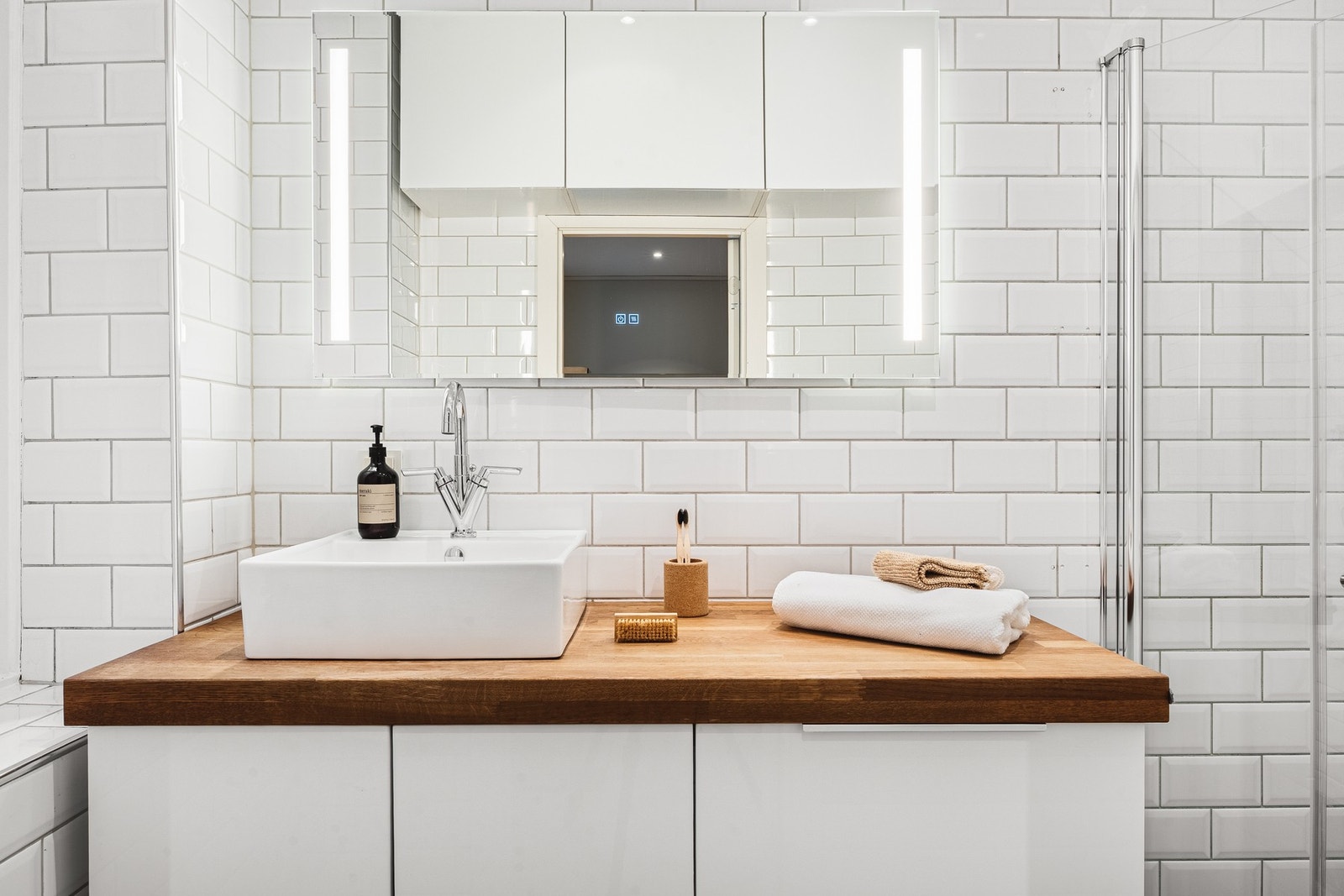 Badet er lekkert helfliset i tidløse farger, og har varmekabler i gulv. Galleribilde