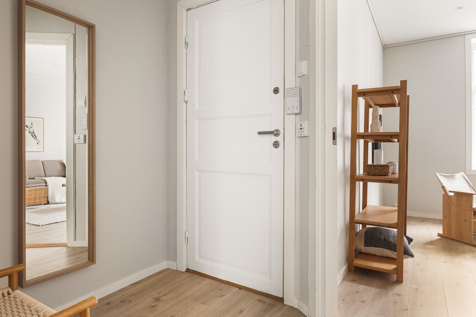 Nisje med garderobeløsning har hattehylle og plass til skohyller, samt plass til kommode. Galleribilde