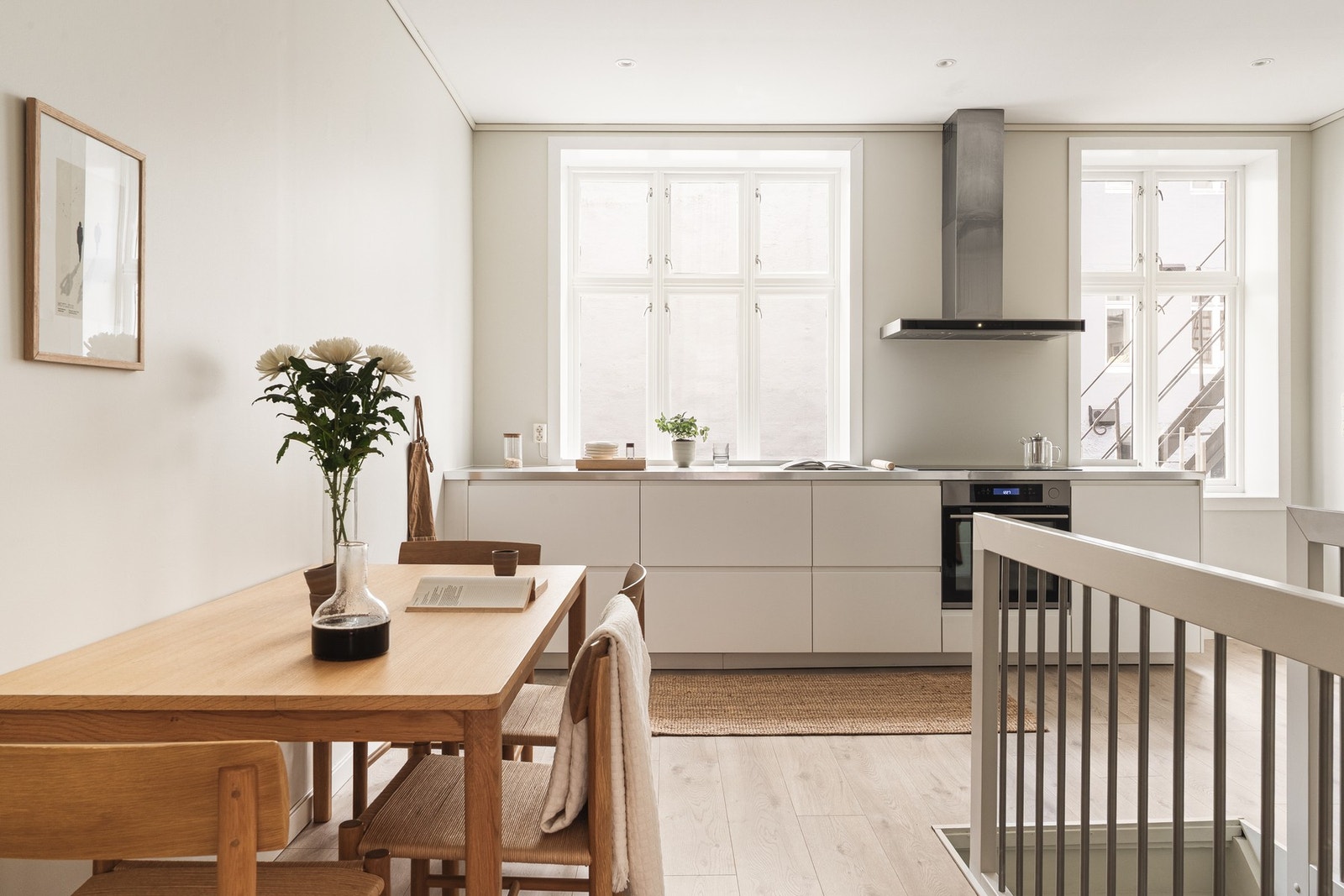 Kjøkken var nytt i forbindelse med oppussing. Lekker innredning i slette hvite fronter med innfelte håndtak. Galleribilde