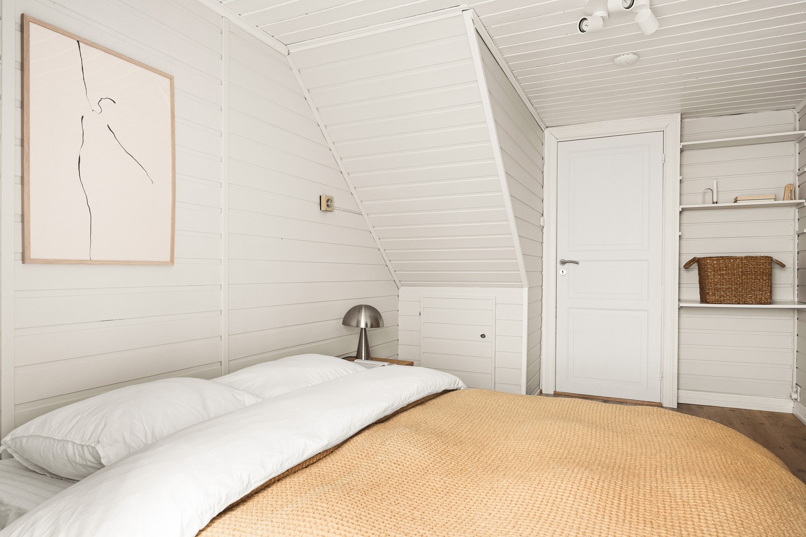 Det er god plass til dobbeltseng og oppbevaringsløsninger. Galleribilde