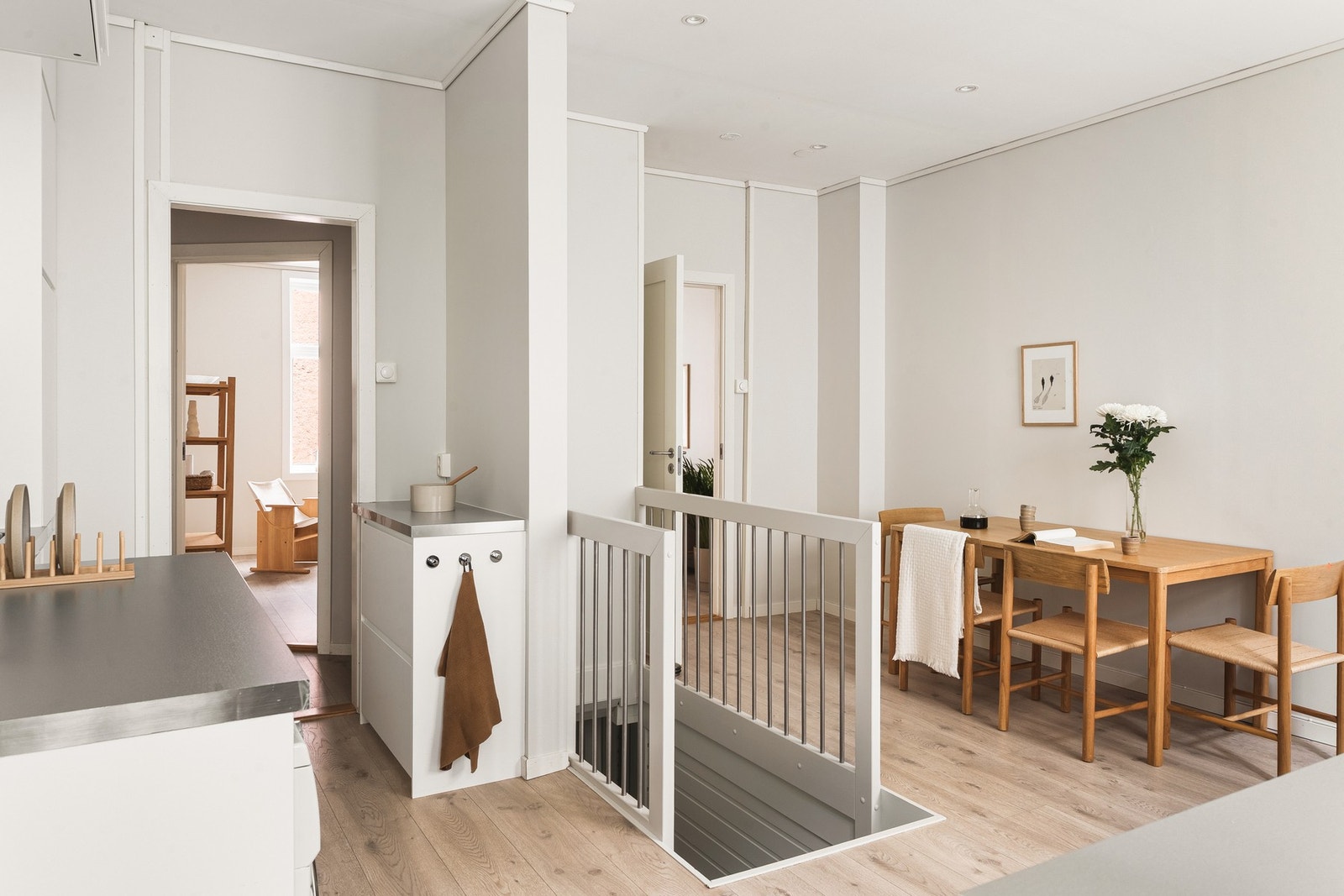 I 2016 ble 1. etasje betydelig oppusset. Gamle overflater ble revet ned og erstattet med gipsplater. Himling ble senket med 17 cm i stue med isolasjon og lydbøyler. Det er dobbel gips i himling med LED downlights i stue og kjøkken. Slitesterk og lekker, l Galleribilde