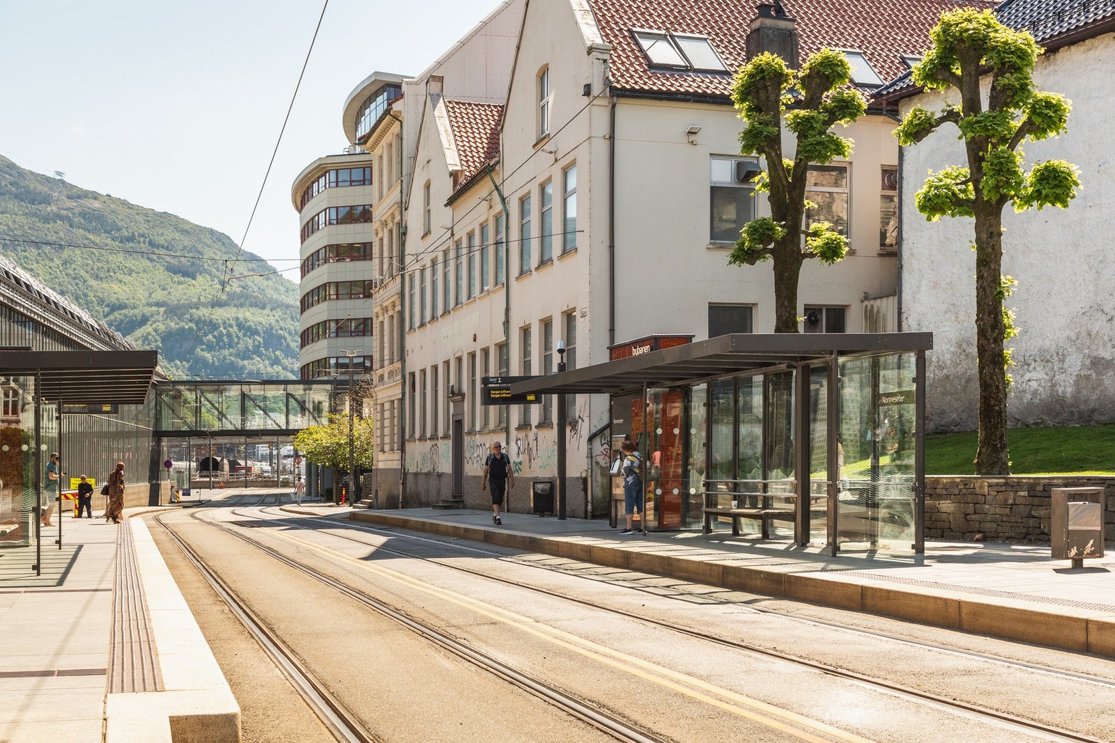 Bergen busstasjon med alle bussforbindelser, samt Bybane linje 1 og 2 ligger også like ved. Galleribilde