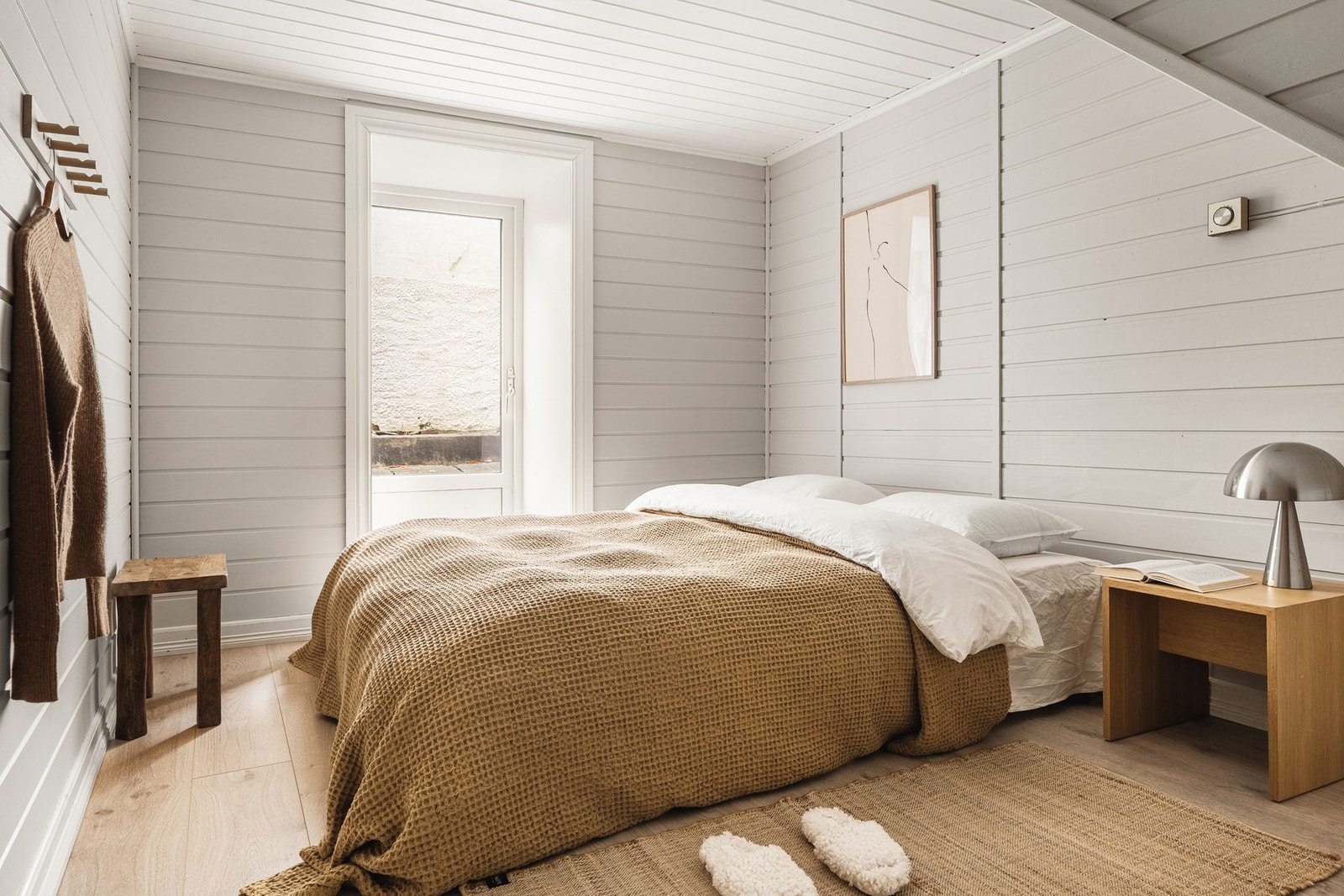 Hovedsoverom måler 8,5 kvm og har utgang til felles bakgård. Galleribilde