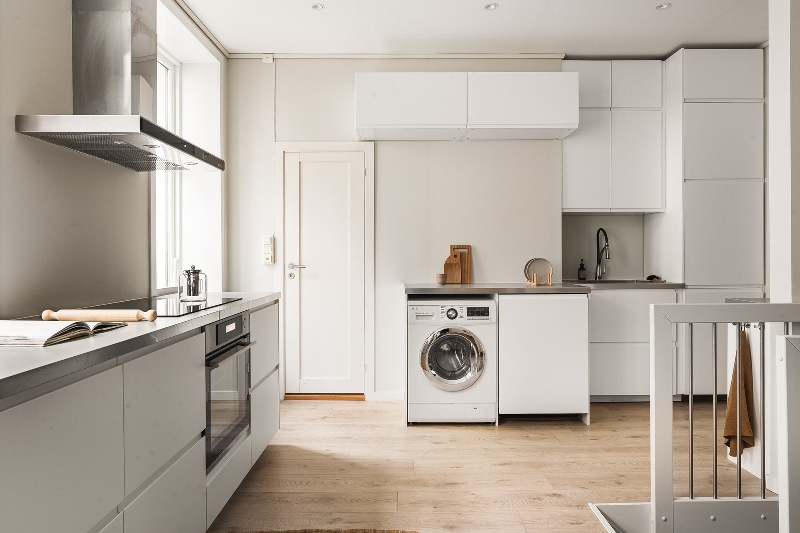 Rommet og takhøyden er godt utnyttet, og innredningen har svært god benke-, skap- og skuffeplass. Galleribilde