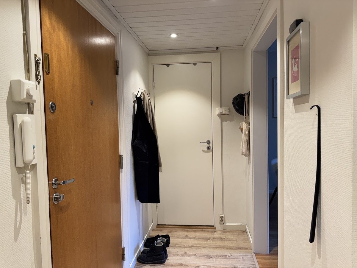 God plass til jakker og sko i gangen Galleribilde