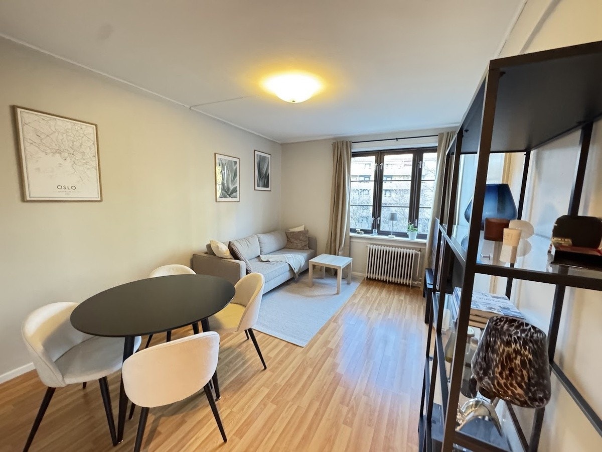 Romslig stue med plass til sofa og spisegruppe Galleribilde