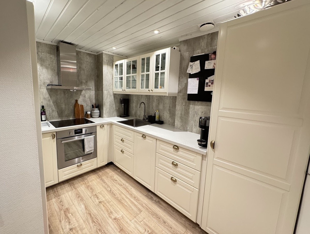 Moderne innredning med ntegrerte hvitevarer Galleribilde