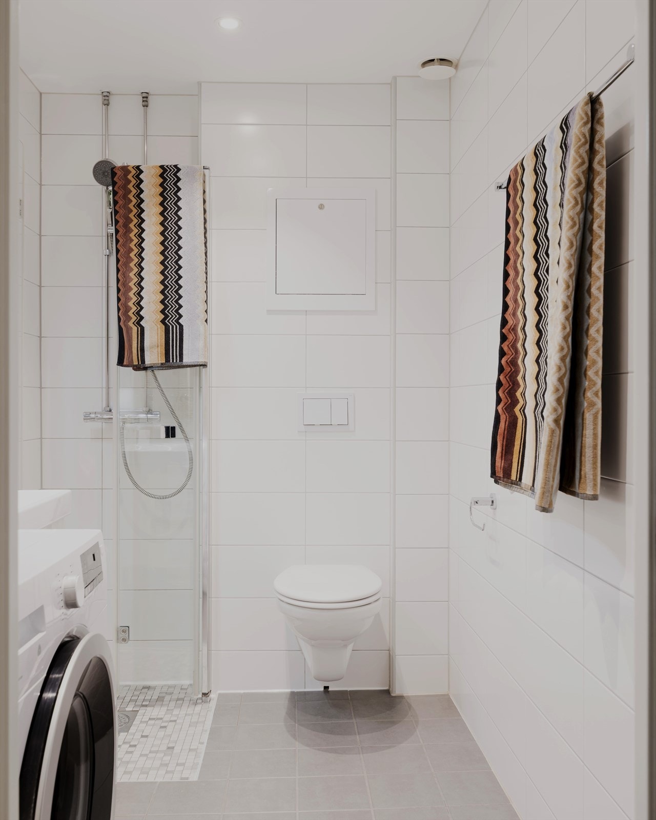 Badet er ifølge eier pusset opp i 2017 i regi av sameiet. Opplegg for vaskemaskin t.v. Galleribilde