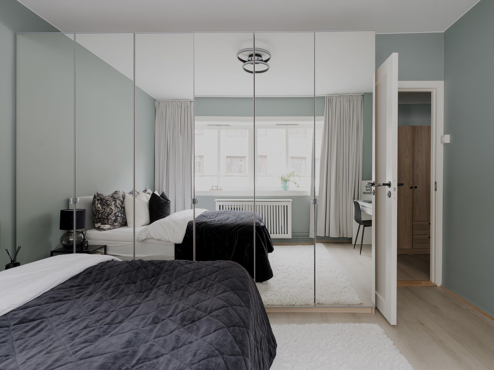 Soverommet er av en generøs størrelse med plass til dobbeltseng, nattbord på begge sider og rikelig med oppbevaringsplass i speil garderobe. Det er også plass til skrivebordsløsning i forkant av sengen. Galleribilde