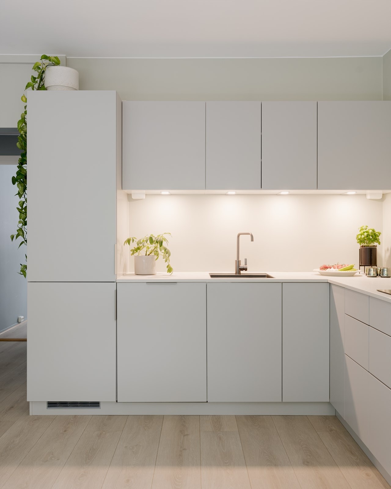 Integrert i innredningen er hvitevarer som stekeovn, platetopp med integrert ventilator, kjøl/frys og oppvaskmaskin. Galleribilde