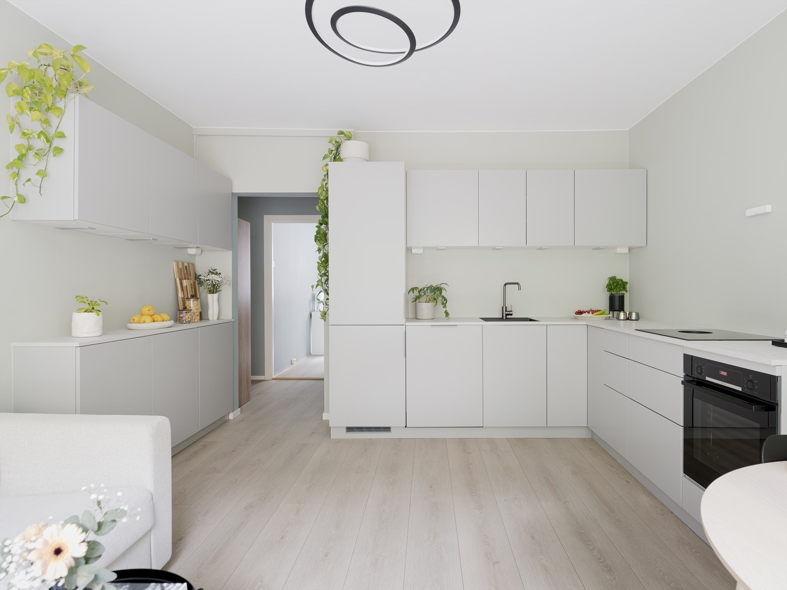 Leiligheten har gjennomgått flere oppgarderinger i nyere tid og fremstår med en høy standard, hvor du kan flytte rett inn og bo godt fra første stund. Galleribilde