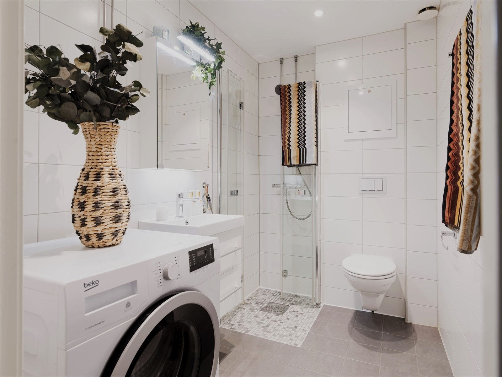 I nær tilknytning til begge soverommene, har man tilgang til badet. Galleribilde