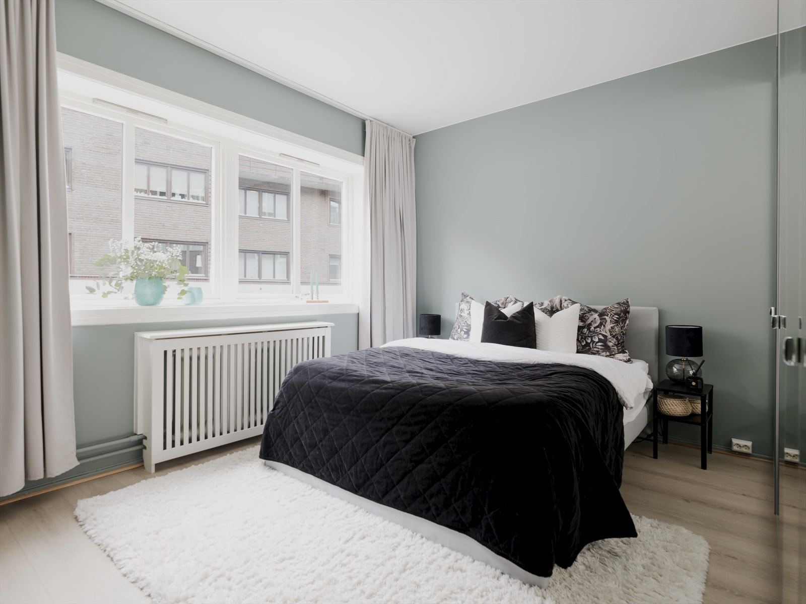 Soverom I - leilighetens hovedsoverom. Begge soverom vender mot stille, indre gårdsrom. Galleribilde