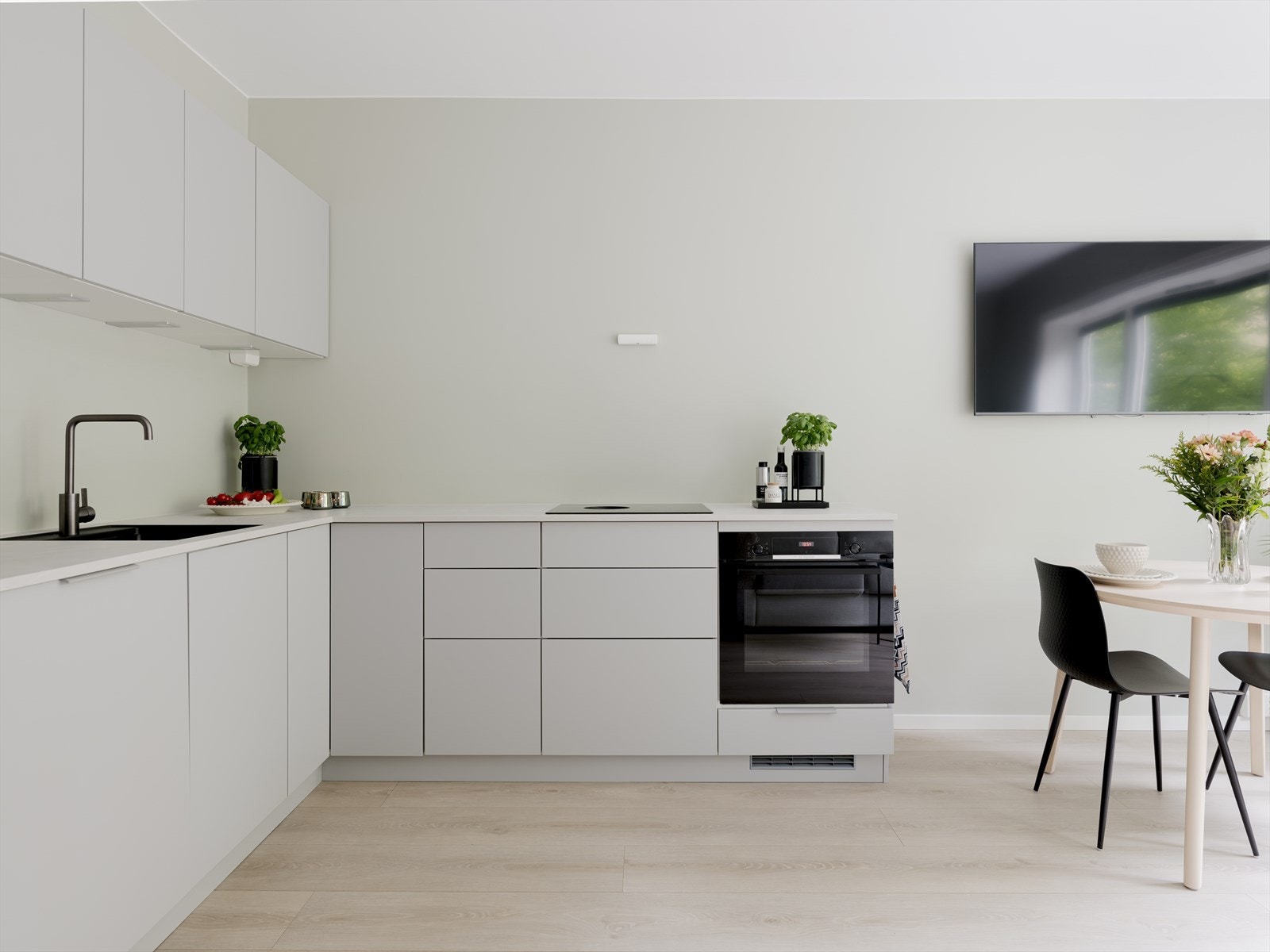 Kjøkkenet har en praktisk L-utforming, og oppleves svært innbydende og delikat med innredning fra KVIK (2022). Galleribilde