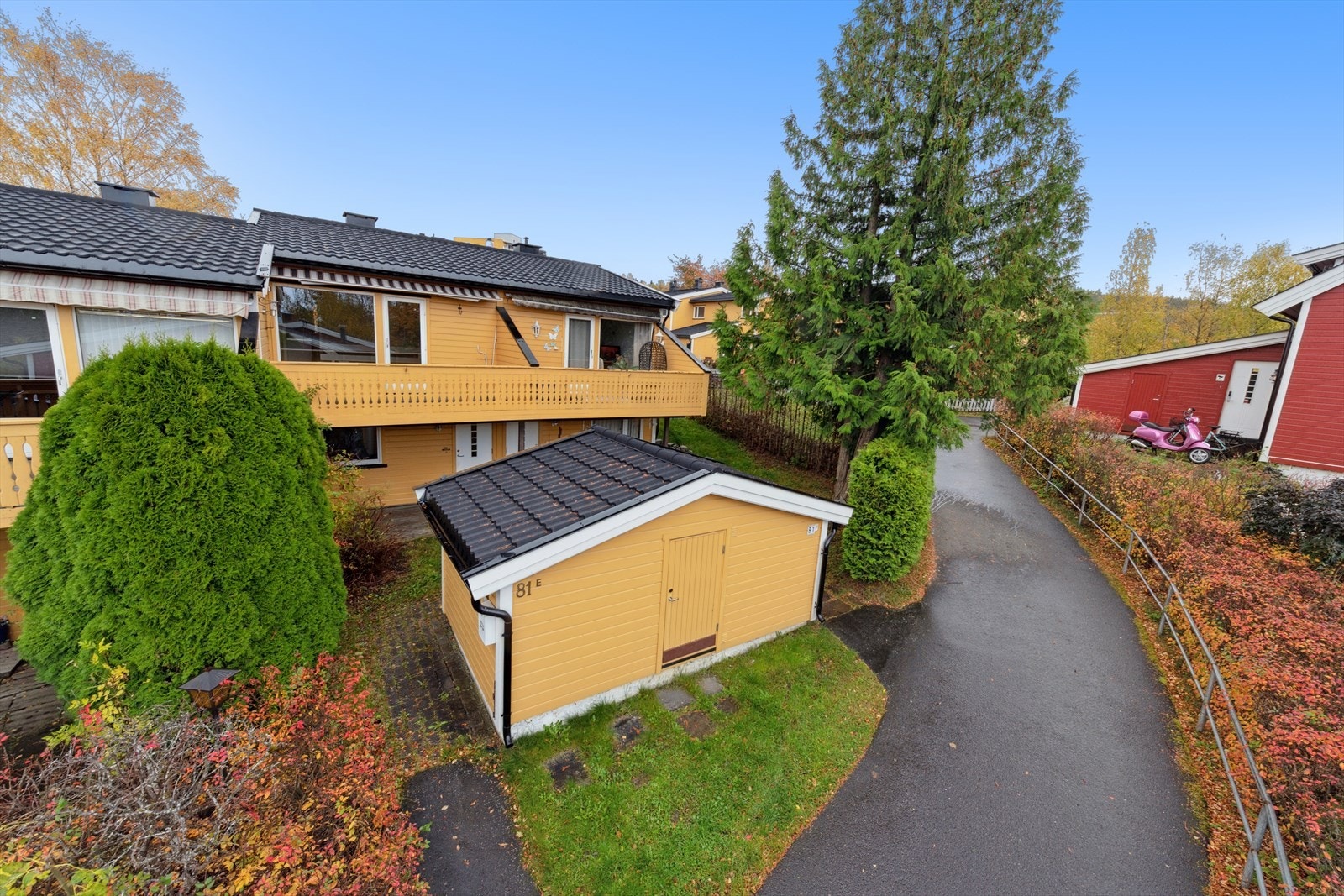 Lindebergveien 81E er et rekkehus over to plan med flere uteområder, tilhørende utendørs bod på 6m² og garasjeplass! Galleribilde