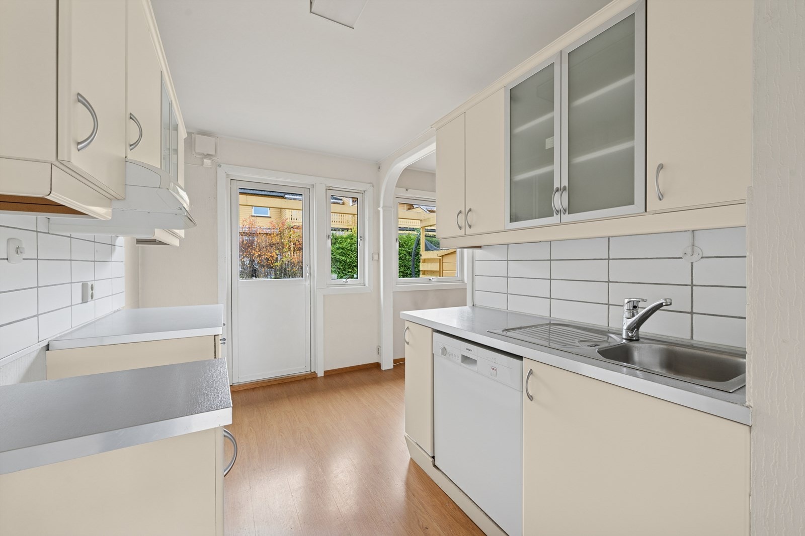 Fra kjøkkenet har du utgang til en solrik terrasse, et hyggelig sted å nyte kaffen på morgenen eller avslutte dagen ute på sene sommerkvelder. Galleribilde